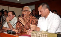 Bambang Wiwoho (tengah) didampingi Prijanto (kiri) dan Ferdinand Hutahaean (kanan) memberikan penjelasan terkait kedatangannya ke MKD. Pool/Lamhot Aritonang/detikFoto.