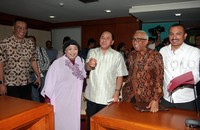 Mereka yang memberikan dukungan antara lain (kiri ke kanan) Wawat Kurniawan, Lily Wahid, Prijanto, Bambang Wiwoho, dan Ferdinand Hutahaean. Pool/Lamhot Aritonang/detikFoto.