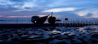 Dua kapal sedang lempar sauh di Pantai Tanjung Pendam, awak kapal Pinisi ini berasal dari suku Bajo yang banyak bermukim di seputar pantai Belitung.