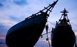 Kapal Pinisi Hiasi Senja di Pantai Tanjung Pendam