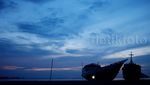 Kapal Pinisi Hiasi Senja di Pantai Tanjung Pendam