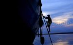 Kapal Pinisi Hiasi Senja di Pantai Tanjung Pendam
