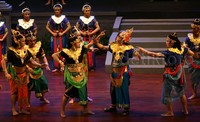 Beberapa seniman kenamaan Indonesia meramaikan pagelaran ini, seperti Marwoto, Butet Kertaradjasa, Titiek Puspa, Yati Pesek, dan bahkan pemain sepak bola Bambang Pamungkas.