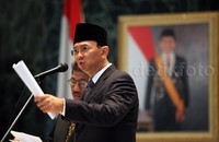Ahok membubarkan barisan calon lurah dan camat yang sudah berbaris menunggu dilantik. Mohon maaf, lurah dan camat batal, nanti kita atur. Kita tidak pernah diskusikan ada pergeseran lurah dan camat, kata Ahok di depan mikrofon.
