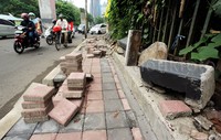 Perbaikan trotoar yang rusak ini untuk kenyamanan pejalan kaki.