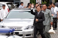 Effendi Simbolon melambaikan tangan kepada wartawan.