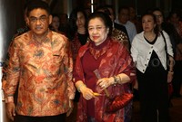 Megawati yang mengenakan kebaya berwarna merah tiba sekitar pukul 19.30 WIB.