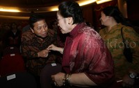 Ketua DPR Setya Novanto menyapa Ketum PDIP Megawati Soekarnoputri.