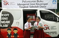 Buku 'mengenal jasa keuangan' diluncurkan di SD Negeri 01 Menteng, Jakarta Pusat.