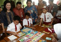 Peluncuran ini dihadiri (kiri ke kanan) anggota Dewan Komisioner OJK Kusumaningtuti S Soetiono, Dirjen Pendidikan Dasar dan Menengah Kemendikbud Hamid Muhammad, dan Direktur Consumer Banking Bank Mandiri Hery Gunardi.