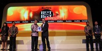 Chief Editorial Advisor Forbes Indonesia, Justin Doebele (kanan) menyerahkan penghargaan kepada Managing Director President Office Sinar Mas Land, Dhony Rahajoe (kiri).