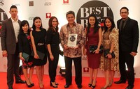 Managing Director President Office Sinar Mas Land, Dhony Rahajoe menunjukkan penghargaan yang diterimanya.