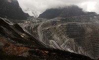 Grasberg memiliki kedalaman lebih dari 1 km. Jalan-jalan setapak nampak melingkar-lingkar di dalam lubang itu. Olivia Rondonuwu/AFP/detikFoto.