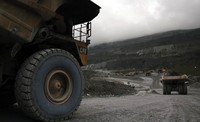 Truk raksasa yang bisa mengangkut material sebesar 250 ton sekali angkut terlihat sedang beroperasi. Olivia Rondonuwu/AFP/detikFoto.