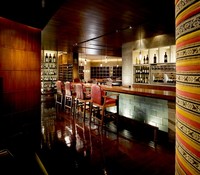 Bacchus Bar memiliki interior bernuansa hangat sehingga terasa makin nyaman saat bersantap.