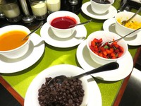 Selain wine dan pasta, ada juga sajian manis seperti mousse dengan saus buah dan beragam cake.