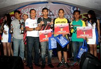 Penyerahan trofi kepada juara 1, 2, dan 3. Pool/TOP 1/detikFoto.