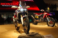 Honda CRF1000L Africa Twin. Motor ini adalah rajanya motor-motor Honda di booth EICMA di Milan, Italia. Motor ditempatkan di booth Honda yang paling tengah. Motor yang terinspirasi dari reli Paris Dakar ini pastinya bisa dipakai untuk melaju di segala medan.
