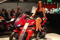 Honda CBR500R. Model ini memang bukan model baru, tetapi Honda hanya menawarkan update saja, seperti desainnya yang lebih agresif, LED lighting, tangki bensin yang lebih besar, garpu depan yang bisa disetel pengendara, serta knalpot model baru. Mesinnya tetap menggunakan mesin 471 cc DOHC yang menghasilkan tenaga cukup besar yakni 35kW dan konsumsi BBM 29,4 km per liter.