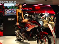 Honda NC750X. Motor 750 cc ini mendapatkan perubahan pada beberapa sektornya. Mulai dari desain sampai  LED lighting, garpu depan. Kapasitas bagasi yang lebih besar, plus instrumen LCD dengan pilihan warna tersendiri.