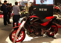 Honda NC750S. Masih dari keluarga motor 750 cc, ada komuter yang cocok untuk Eropa yakni NC750S. Seperti halnya NC750X sebelumnya, motor kini sudah standar Euro4, dengan instrumen LCD.