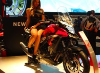 Honda CB500X. Motor ini menggunakan mesin 471 cc DOHC yang menghasilkan tenaga 35 kW dengan konsumsi 29,4 km per liter. Untuk rangka Honda mempertahankan rangka steel diamond-tube-nya, sedangkan windscreen kini dibuat lebih besar, sementara lampu LED dan lampu belakang dibuat lebih wah.