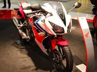 CBR300R. Sementara itu CBR300R akan menjadi si bungsu dari line up motor gede Honda. Motor diperkuat dengan mesin 1 silinder dengan sistem bahan bakar injeksi.  Karena hanya 286 cc, motor lebih ramping dan lebih mudah dikendarai. Fiturnya ada double-overhead cams dan sebuah counterbalancer.