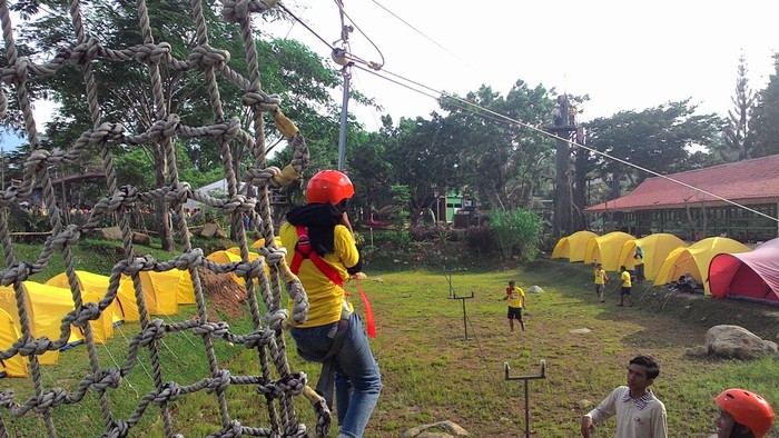 Flying Fox Sambil Lempar Telur di Piknik detikTravel, Gokil!