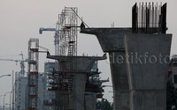 Tiang-tiang penyangga untuk proyek jalan layang Tendean-Ciledug tersebut tampak sudah berdiri.     