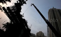 Sejumlah alat berat tampak dikerahkan dalam pengerjaan proyek jalan layang tersebut.     