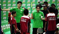 Legenda pebulutangkis Indonesia Alan Budikusumah dan Susi Susanti tampak memberikan pelatihan kepada para peserta grand final Milo School Competition2015.