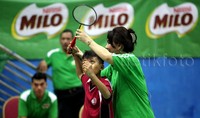 Susi susanti tampak memberikan pelatihan teknik-teknik bermain bulutangkis.