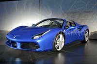 Ferrari 488 Spider meraung di Ballroom Hotel JW Marriott Phuket ketika Dieter Knechtel, Managing Director of  Ferrari Far East selesai persentasi. Mobil super itu perlahan keluar dari balik panggung dan menampakkan diri dengan warna Blu Corsa.