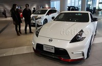 Beberapa pengunjung tampak melihat-lihat mobil yang di pamerkan di Nissan Gallery Global Quarters.