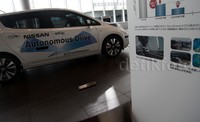 Seperti mobil dengan Teknologi Autonomus Drive. Teknologi Nisaan terbaru ini bisa berjalan sendiri. Lalu bergerak ke sebelahnya, anda langsung disuguhkan oleh Nissan e-NV200 Zero Emission. Nissan e-NV200 ini bergerak dengan menggunakan tenaga listrik yang tidak memiliki polusi udara.