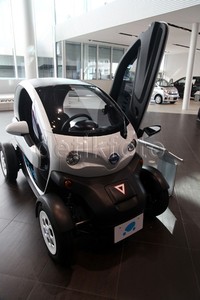 Kembali bergeser kesampingnya, kita akan berjumpa dengan Nissan new mobility concept, mobil konsep dengan kapasitas 2 penumpang ini juga menggunakan tenaga listrik untuk menjalankannya.