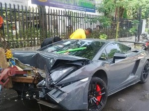 Lamborghini Tabrak Warung STMJ di Surabaya