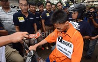 reka ulang tersebut menunjukkan bagaimana korban dibawa menuju lokasi di mana korban dieksekusi, di Jasinga, Bogor.