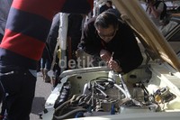     mekanik tampak memeriksa mesin mobilnya