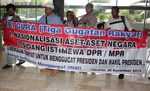 Belasan Orang Protes Kisruh Freeport di Gedung DPR