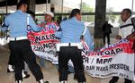 Belasan Orang Protes Kisruh Freeport di Gedung DPR