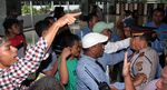 Belasan Orang Protes Kisruh Freeport di Gedung DPR