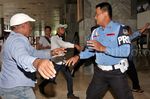 Belasan Orang Protes Kisruh Freeport di Gedung DPR