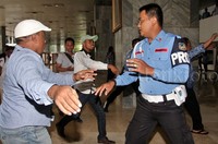 Aksi itu sempat menuai perhatian pegawai DPR termasuk Pamobvit Polda juga ikut mengamankan. Lamhot Aritonang/detikFoto.