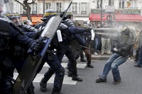 Polisi menembakkan gas air mata ke arah para demonstan. REUTERS/Eric Gaillard.
