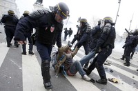 Polisi Prancis menangkap 208 orang dan total 174 orang masih berada di dalam tahanan. REUTERS/Eric Gaillard.