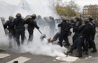 Prancis sendiri melarang aksi demonstrasi selama digelarnya agenda COP21. Negara ini memang masih berstatus darurat setelah teror penembakan dan peledakan yang menewaskan 130 orang pada Jumat (13/11) lalu. REUTERS/Eric Gaillard.