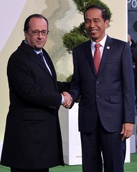 Presiden Prancis Francois Hollande menyambut kedatangan Presiden Jokowi. Rusman/Setpres/detikFoto.