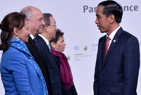 Presiden Jokowi juga disambut sejumlah menteri Prancis. Rusman/Setpres/detikFoto.