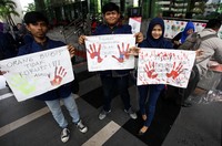 Gerakan penggalangan cap tangan ini dilakukan sejumlah aktivis dari Komunitas Rumpun Indonesia  saat aksi di depan Gedung KPK, Jl Rasuna Said, Jakarta Selatan, Senin (30/11/2015).
